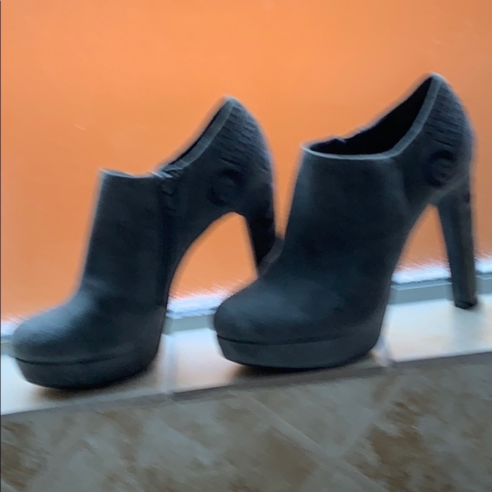 NWOT Gianni Bini booties. Gray suede 6.5